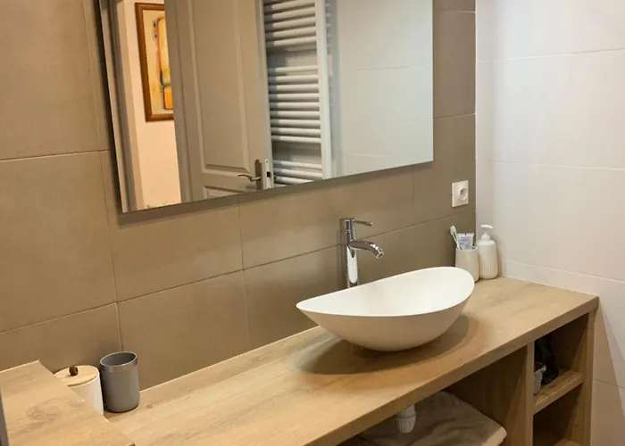 Superbe 2 Pieces Moderne Refait A Neuf, Piscine ! * Antibes